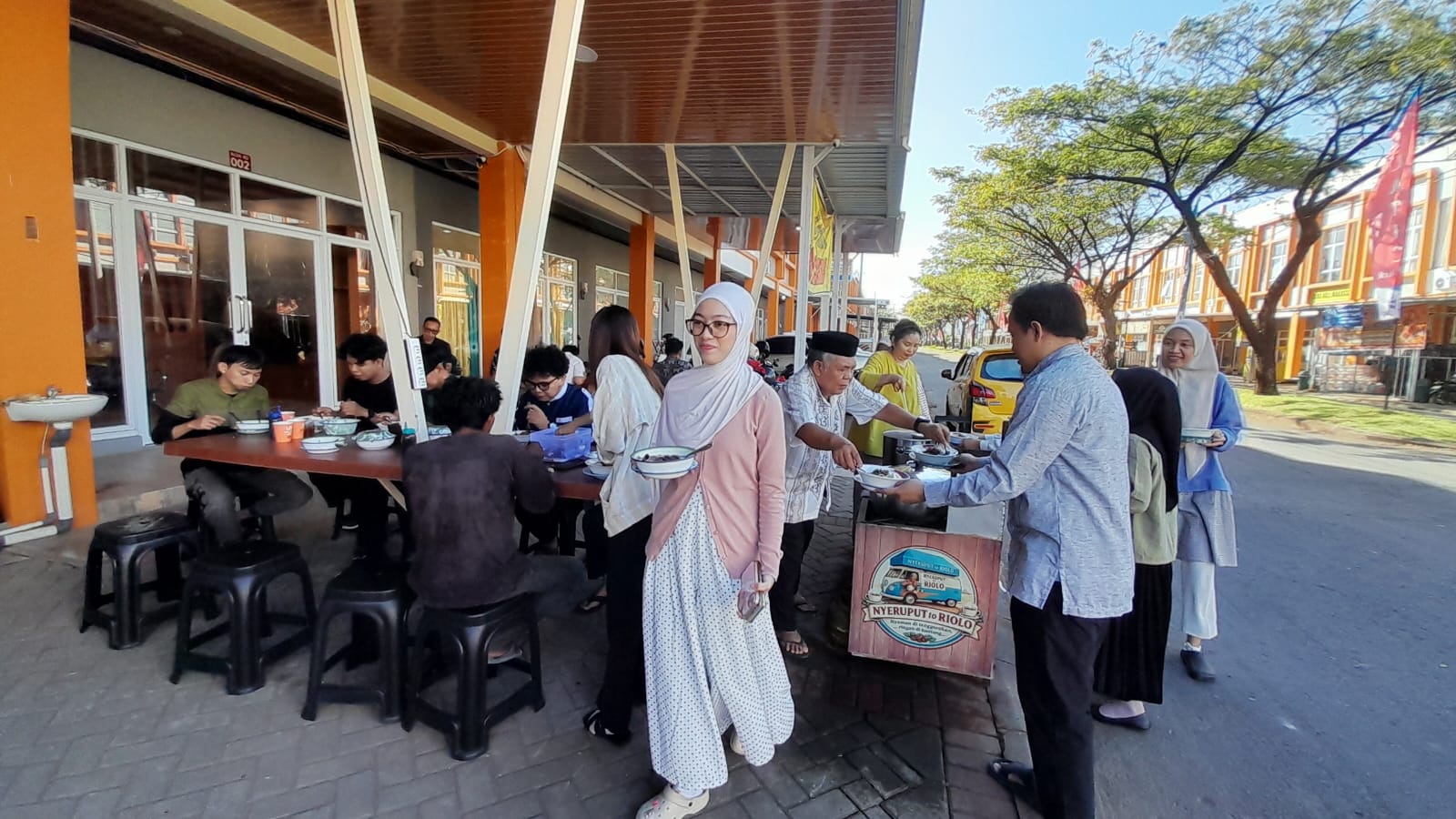 Yayasan Fadlun Izas dan Kedai Nyeruput Toriolo Gelar Jumat Berkah Berhadiah Umrah
