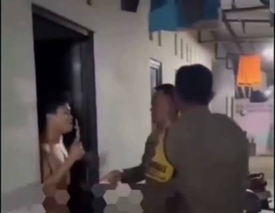 Viral! Seorang Pria Tanpa Pakaian Terlibat Duel dengan Polisi