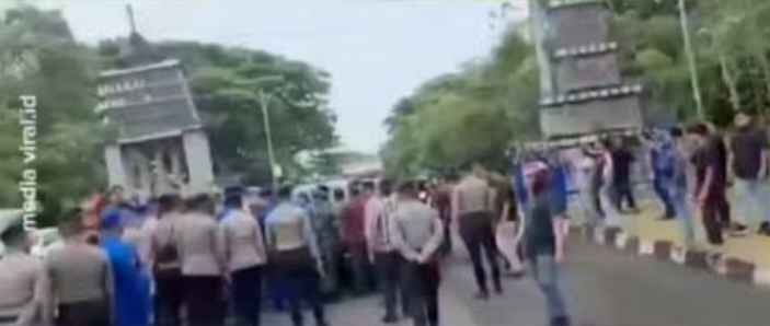 Momen Rombongan Ustaz Abdul Somad Dihadang di Bandara Kutai Barat