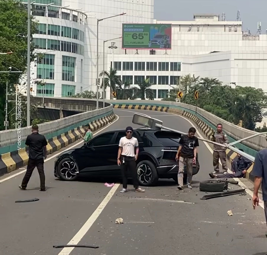 Mobil Ioniq 5 Terlibat Kecelakaan di Jalan Layang Antasari