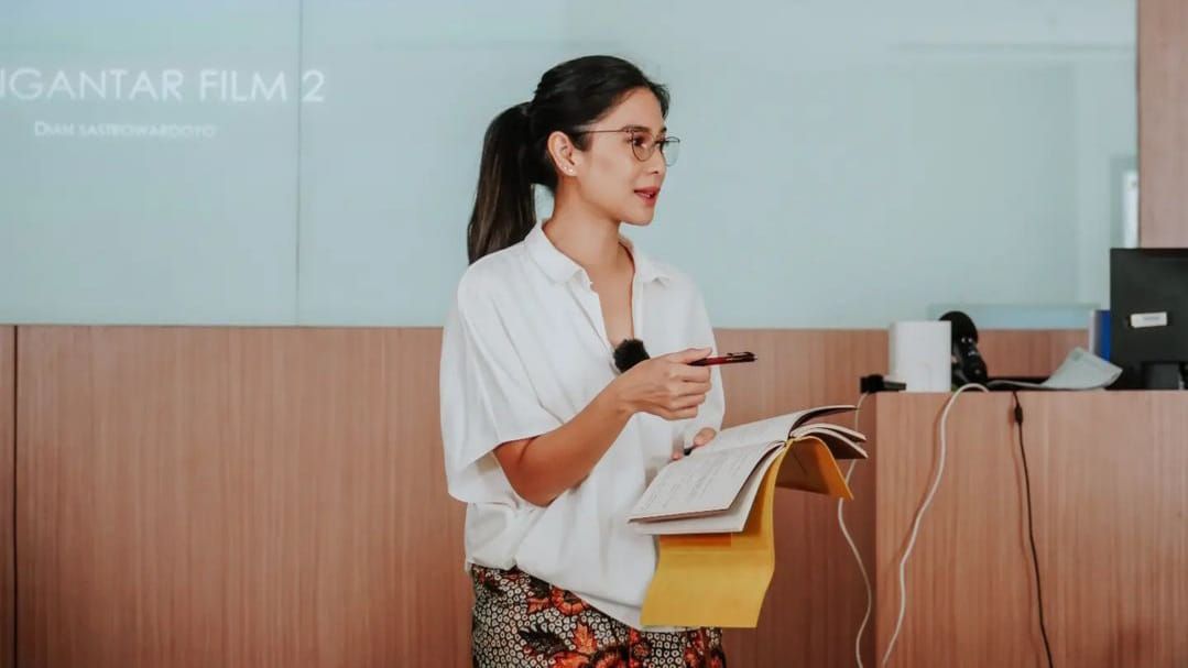 Ngajar di UI, Ternyata Ini Status Dosen Dian Sastro