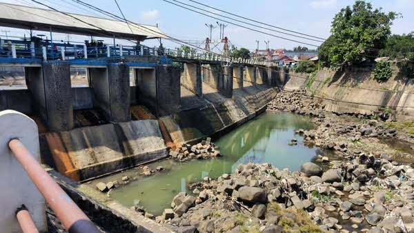 Tinggi Muka Air Bendung Katulampa Sentuh Nol Sentimeter