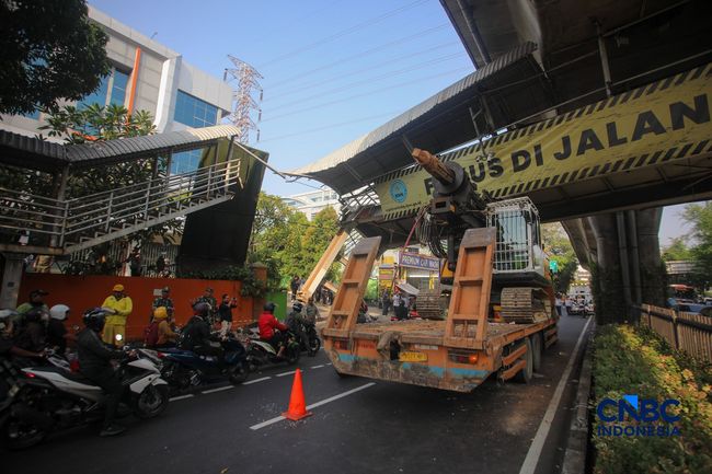 Truk Crane Tabrak JPO di Jalan Tandean hingga Nyaris Roboh