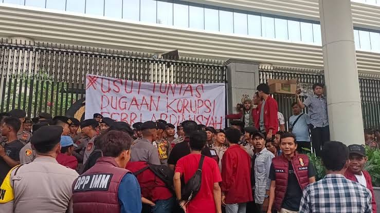 Demo Depan Kejagung, Mahasiswa Minta Usut Tuntas Kasus Febrie