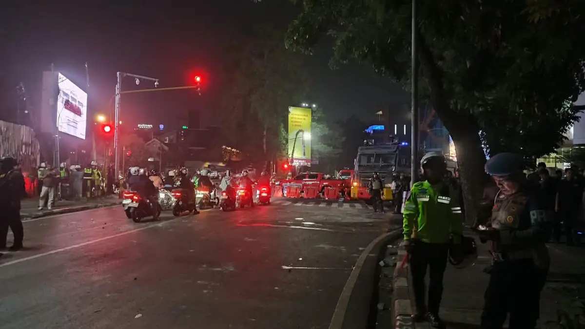 Demo di Bandung Berujung Bentrok antara Massa dengan Polisi