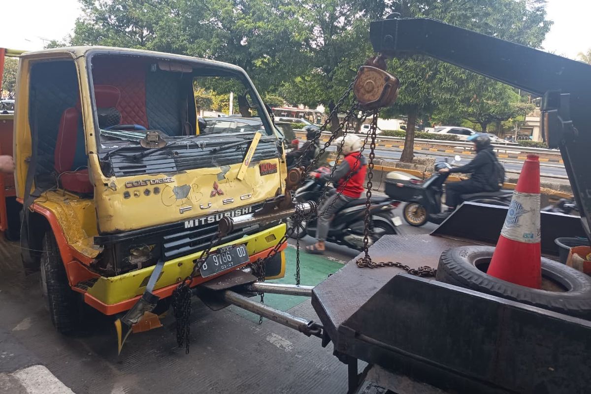 Imbas Demo Senayan, Pos Polisi di Slipi hingga 5 Truk Rusak
