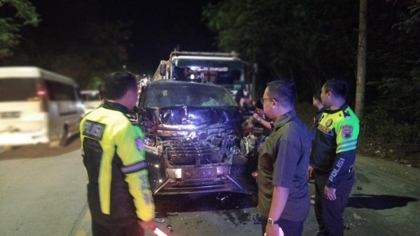 Mobil Yang Ditumpangi Kiai Anwar Zahid Terlibat Kecelakaan