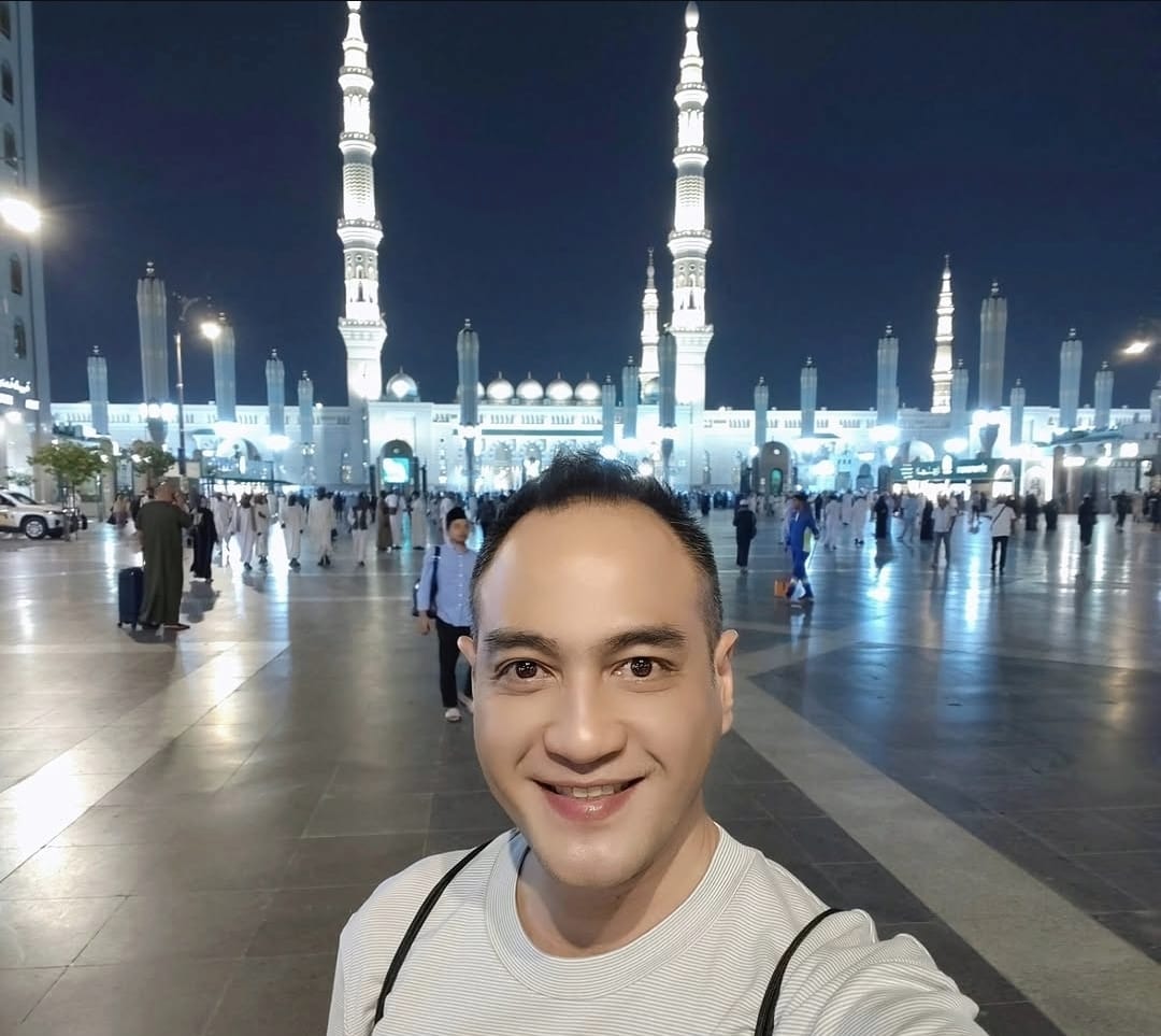 Dari Dunia Hiburan ke Perjalanan Umrah, Ferry Irawan Berharap Tanah Suci Tetap Aman dan Damai