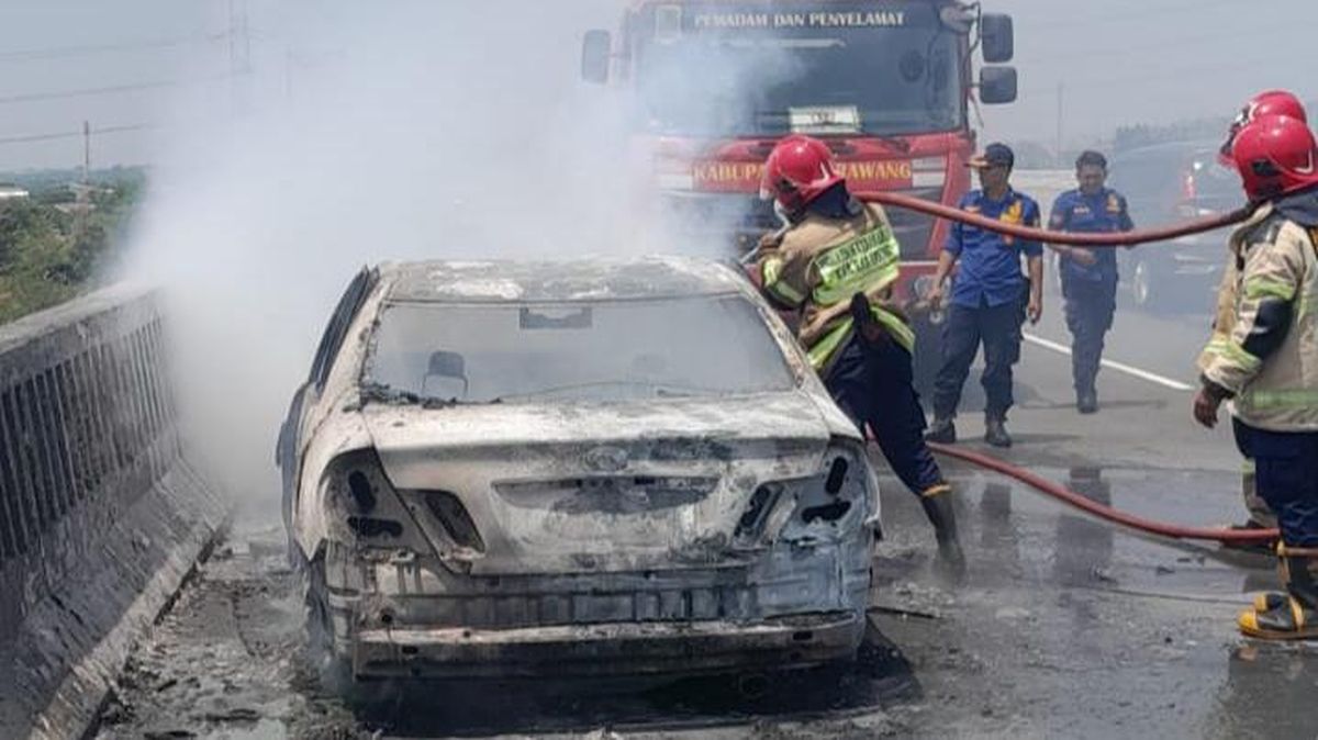 Sebuah Mobil Terbakar di Tol Mohamed Bin Zayed Arah Jakarta-Cikampek