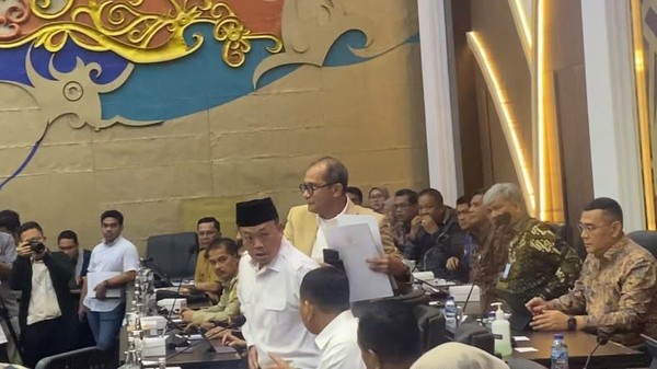 Nusron Wahid Tertangkap Hadiri Rapat di DPR RI