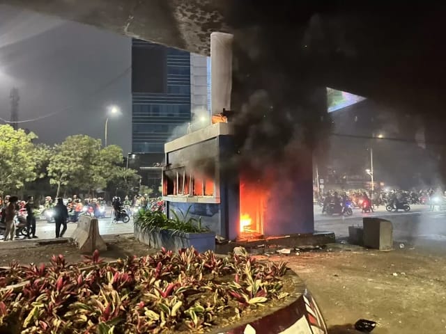 Pos Polisi di Simpang Slipi Dibakar Massa