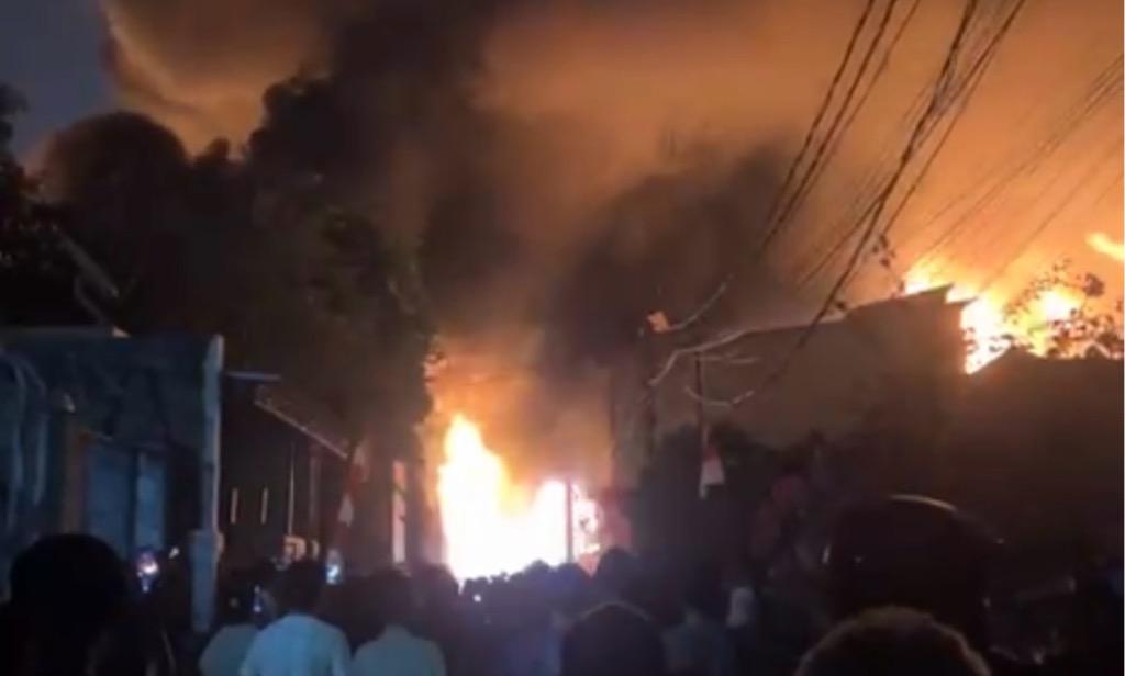 Pabrik Bingkai di Pondok Kelapa Jaktim Kebakaran