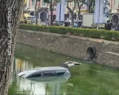 Mobil Toyota Innova Masuk ke Saluran Air di Gading Serpong