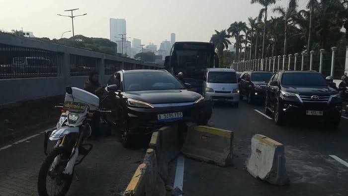 Mobil Listrik Terlibat Kecelakaan di Jalan Gatot Subroto