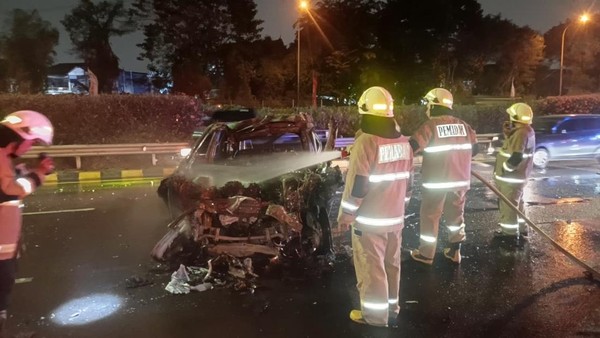 Jeep Mercedes-Benz dan Truk Trailer Terlibat Kecelakaan di Tol Jagorawi