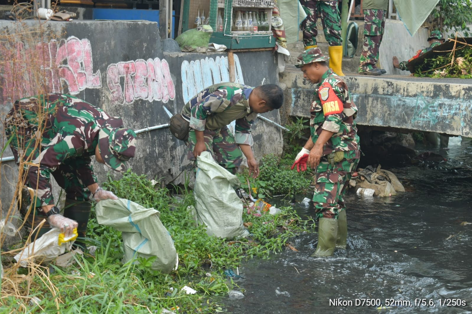 Karya Bakti TNI Peduli Sampah, Kodim 0508 Depok Gandeng Pemkot dan Warga Bersihkan Pasar Kemiri Muka