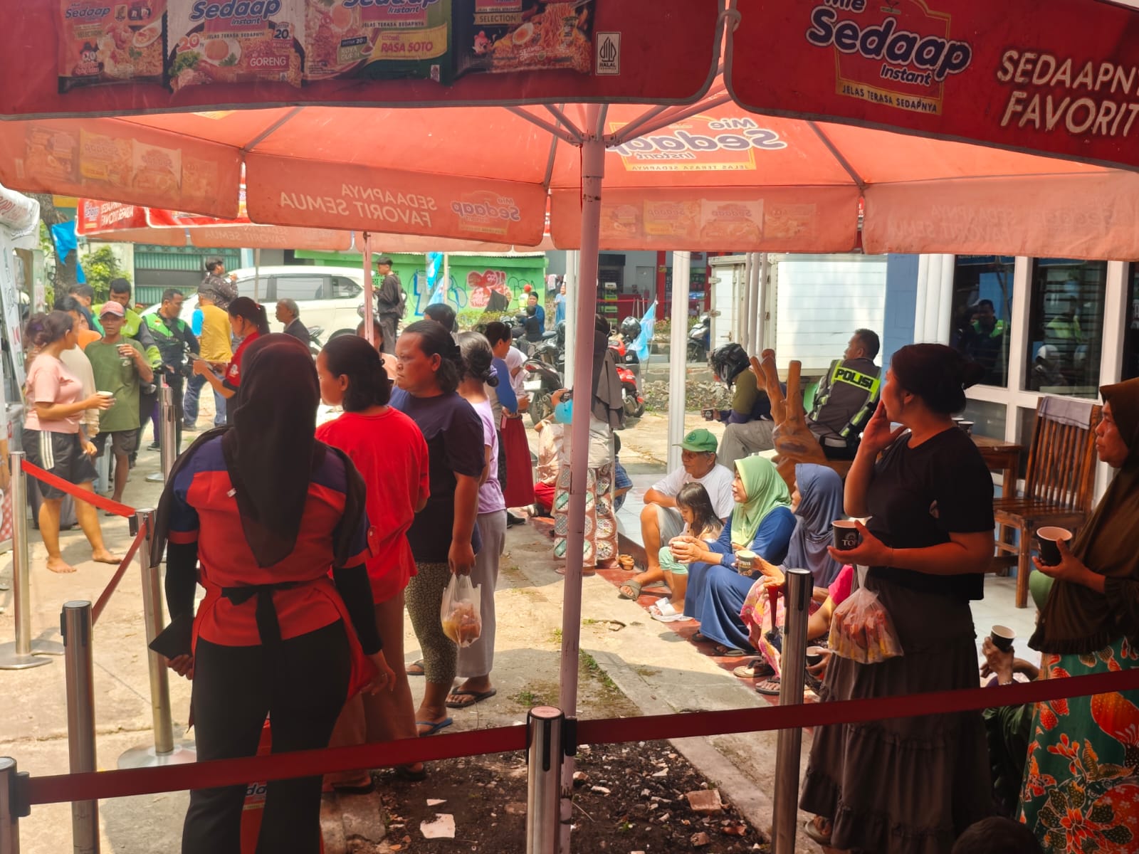 Gelora Kota Tangerang Bagikan Makan dan Minuman Gratis, Wujud Kepedulian kepada Masyarakat