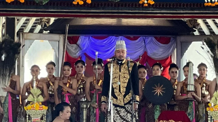 Paku Buwana XIV Hangabehi Adakan Upacara Kenaikan Tahta