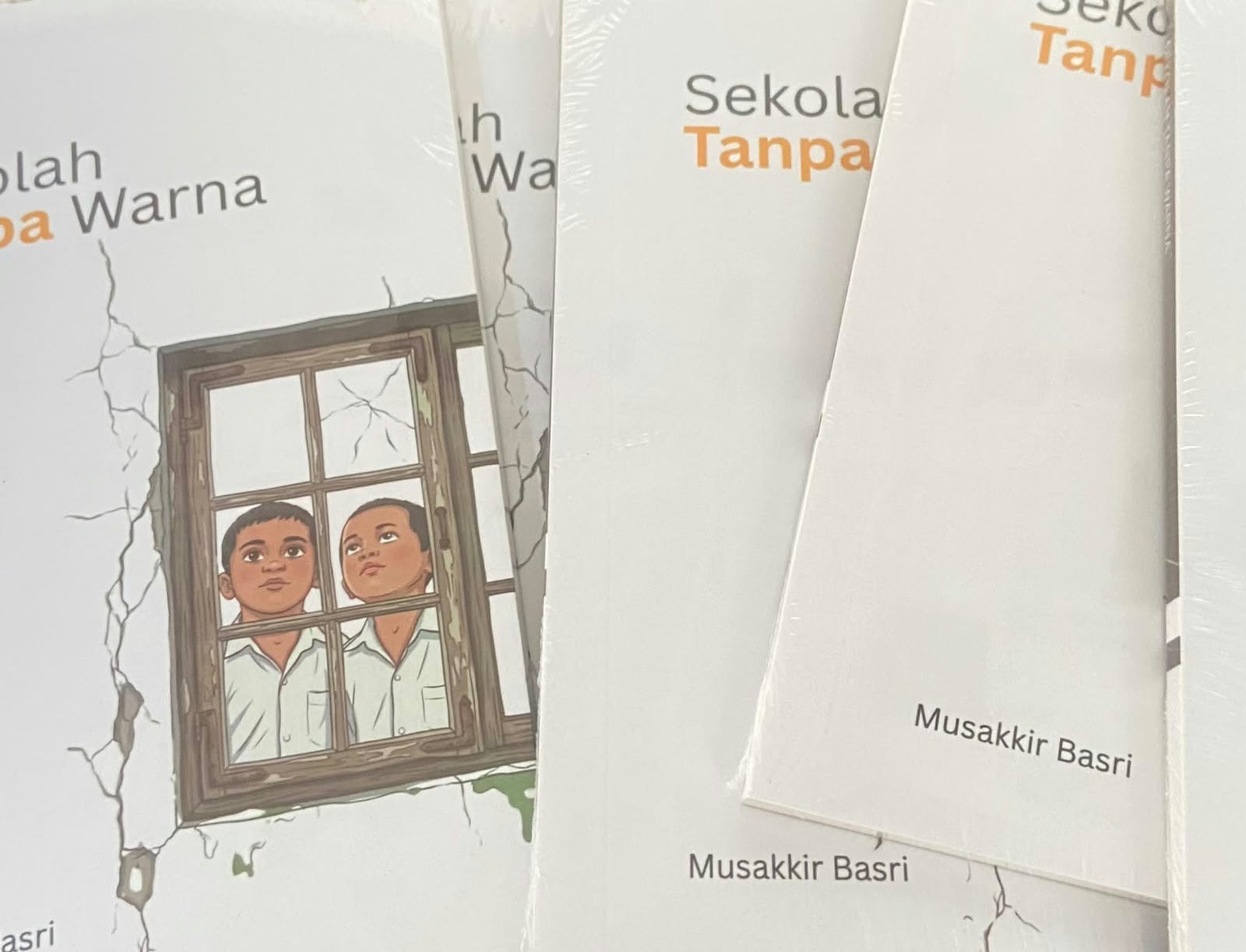 Sekolah Tanpa Warna: Dari Pedalaman Kalimantan Timur, Musakkir Basri Merawat Harapan Pendidikan