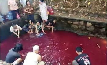 Heboh! Warna Air Kolam Gunung Sindur Tiba-Tiba Berubah Jadi Merah