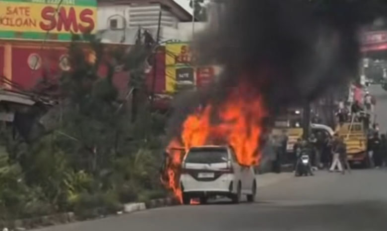 Sebuah Mobil Avanza Terbakar di Jalan Alternatif Cibubur-Cileungsi