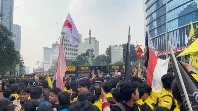 Aksi Saling Dorong antara Mahasiswa dan Polisi Warnai Demo BEM UI