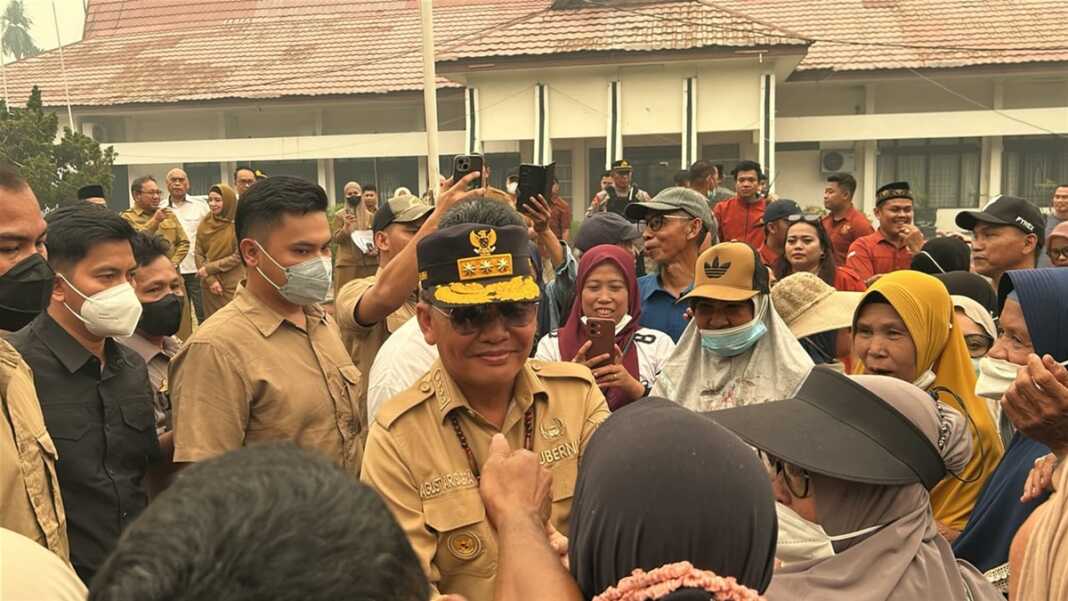 Massa Aksi Temui Langsung Gubernur Kalteng