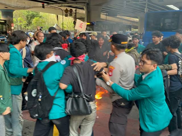 Demo Mahasiswa UNJ di Jaktim Berujung Ricuh