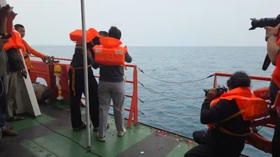 Operasi Tim SAR Ditutup, Keluarga Jurnalis yang Hilang Gelar Tabur Bunga