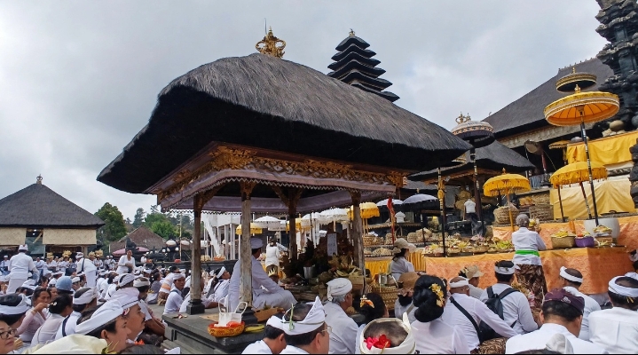 PHDI Pusat Gelar Upacara Mejaya-jaya dan Mesimakrama di Pura Besakih