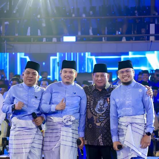 Prabowo Terpukau dengan Lebah Begantong di HUT PAN