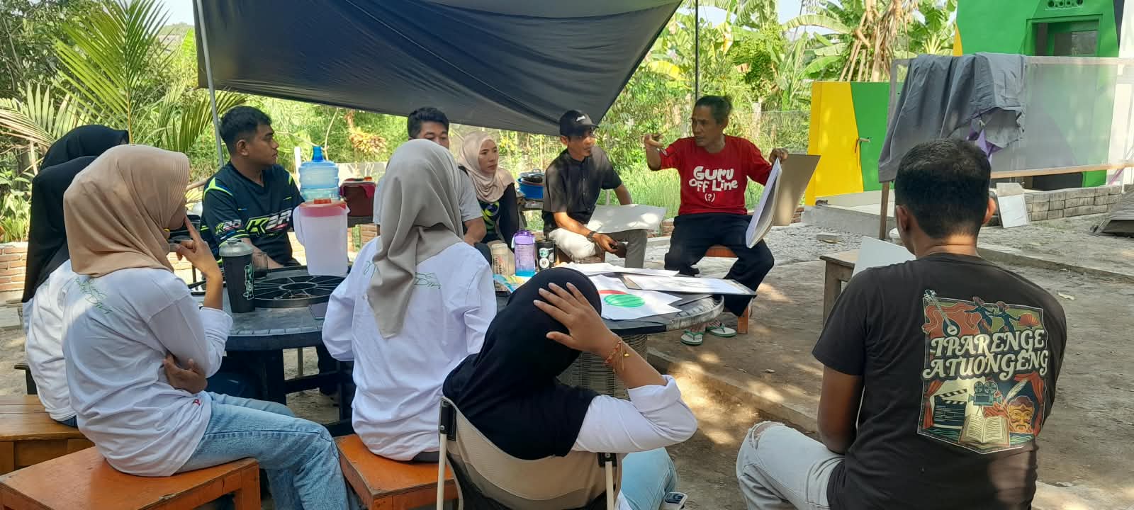 Mahasiawa UKM Seni Budaya Ihya ITBA Al Gazali Barru Gelar Workshop Lukis di Ruang Belajar Bantaran Jekneberang