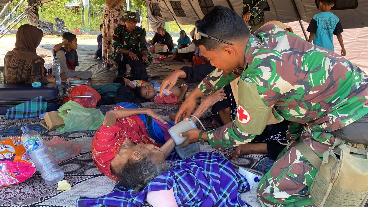 Markas Aman, Brigif 21/Komodo Kerahkan Pasukan Bantu Korban Gempa NTT M7,7