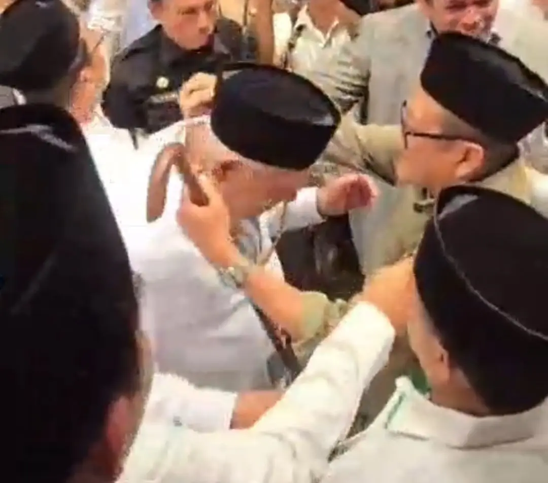 Sambangi Ponpes Tebuireng, Gus Kikin Terima Hadiah Tasbih dan Tongkat