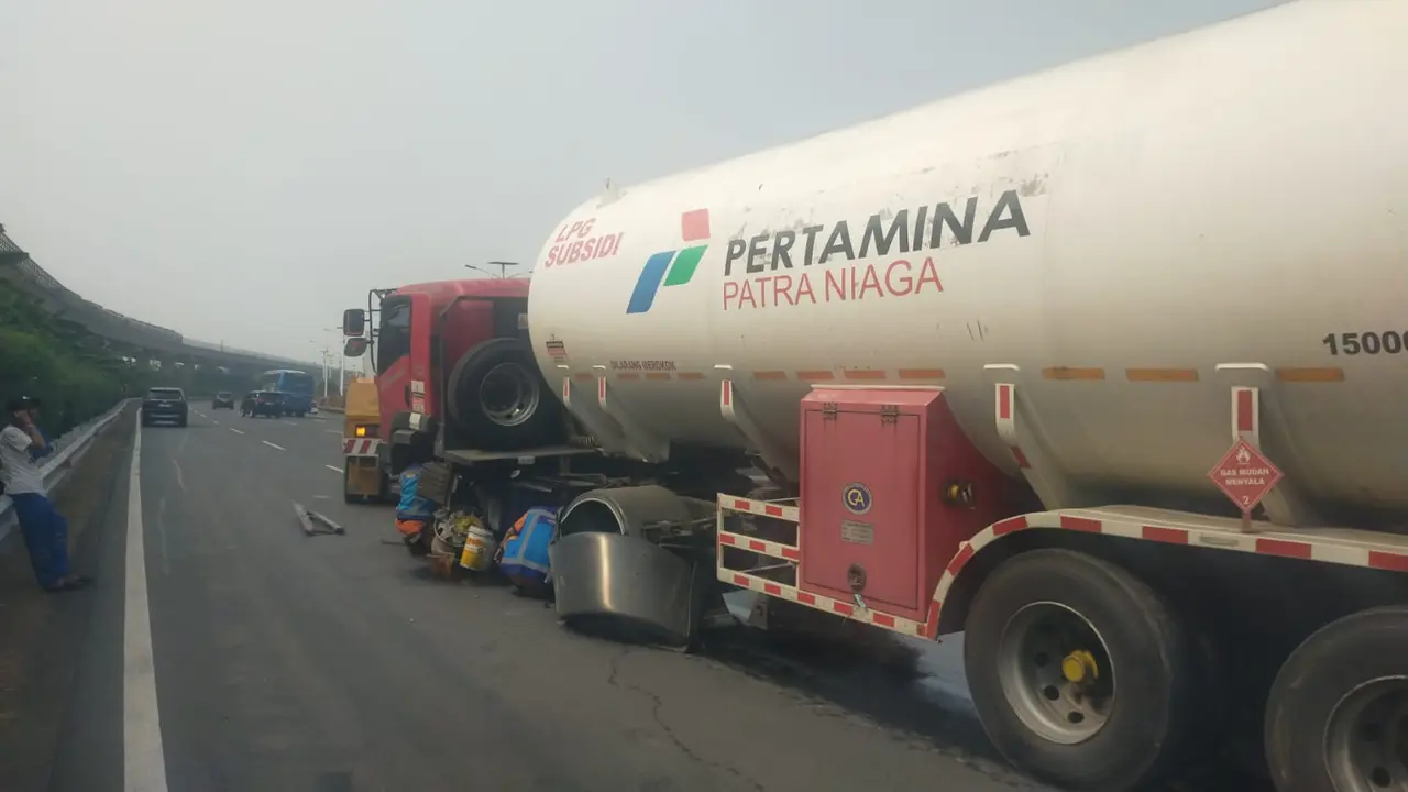 Kecelakaan Terjadi di Tol Jagorawi, Truk Tangki Tabrak Pembatas Jalan