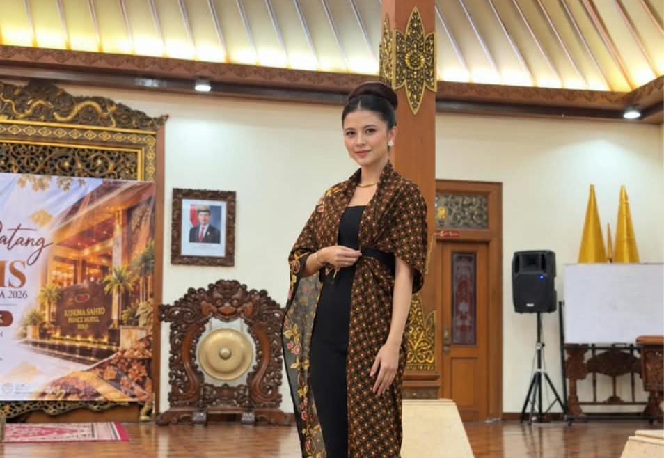 Puji Rahayu Buktikan Batik Bisa Tampil Modern Lewat Enam Kreasi Busana