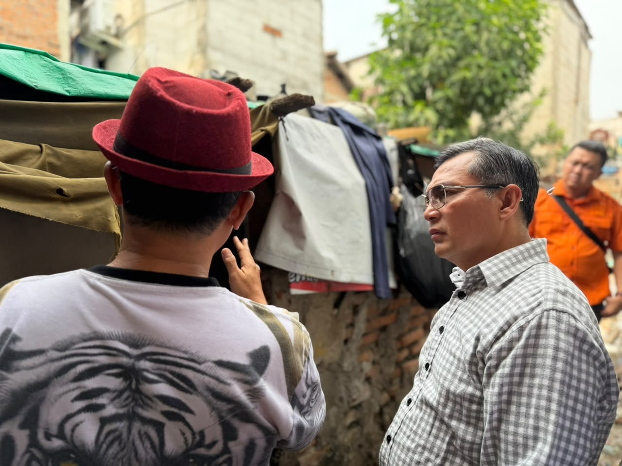 Bang Azran Sambangi Rumah Bu Karini di Kalibaru, Air Mata Haru di Tengah Keterbatasan Hidup