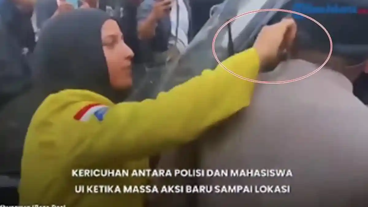 Fathimah Jadi Sorotan Usai Copot Earphone Polisi