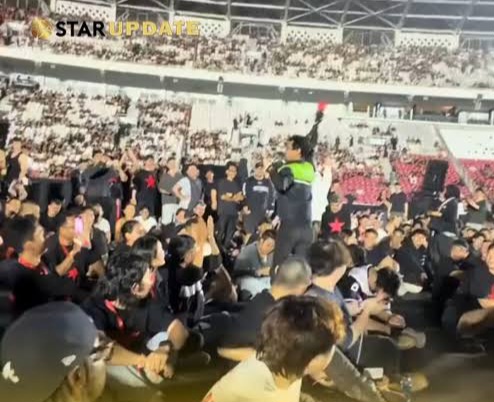 Senyum Bahagia, Turis Australia Berikan Tiket Konser Kanye ke Ojol