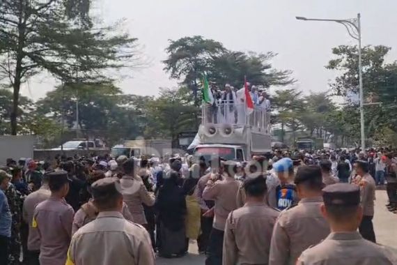 Massa Gelar Aksi Depan Gedung Orang Tua