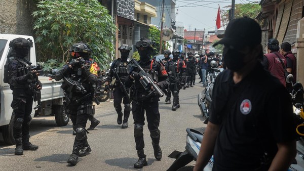 Polisi Sikat Habis Dua Kampung Narkoba di Jakarta Barat