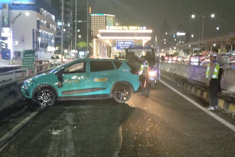 Taksi Listrik Hijau Kecelakaan Diduga Tabrak Pembatas