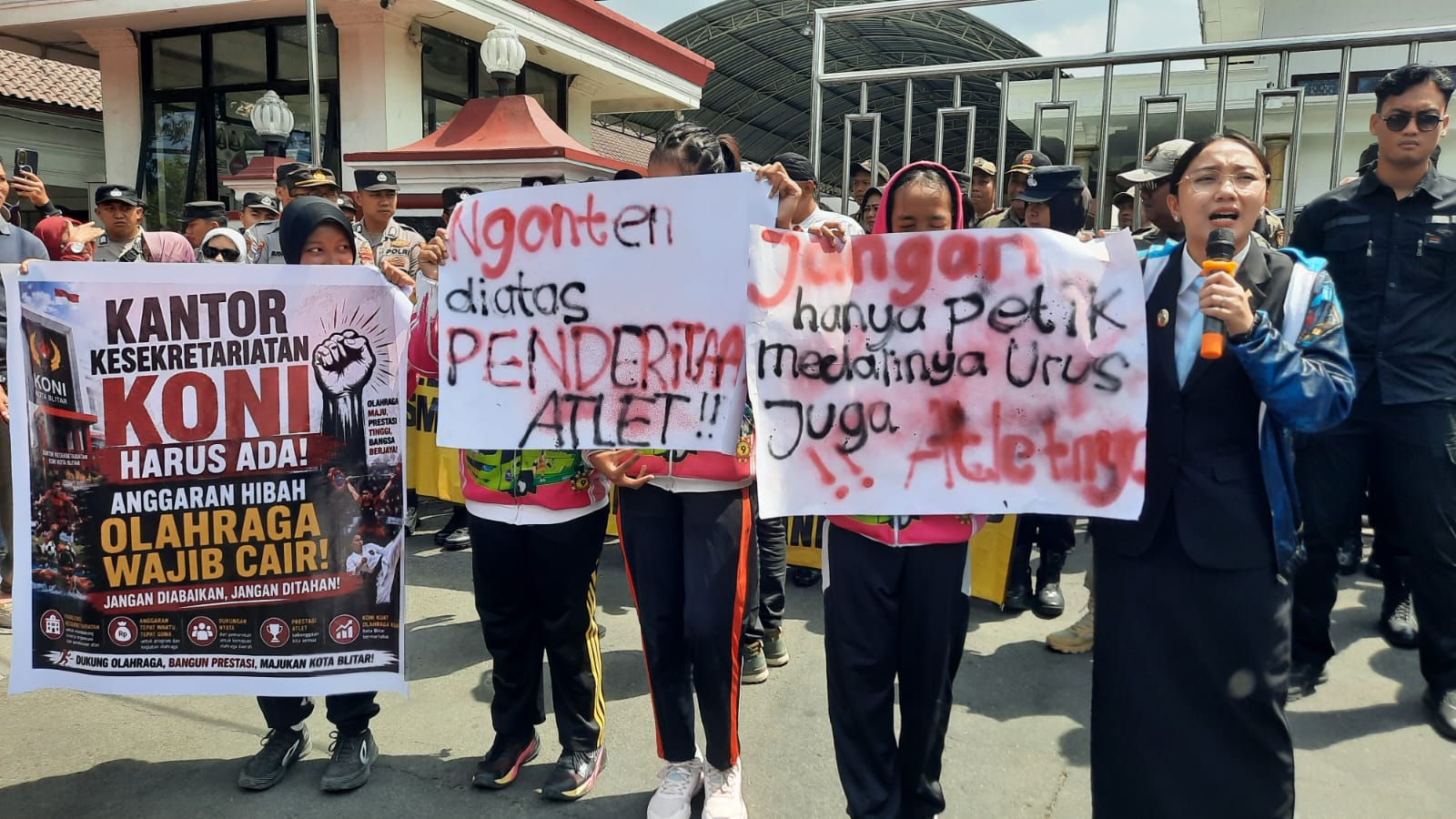 Elym Tyu Samba Pimpin Demo Bela Cabor, Wali Kota Ibbin Kabur