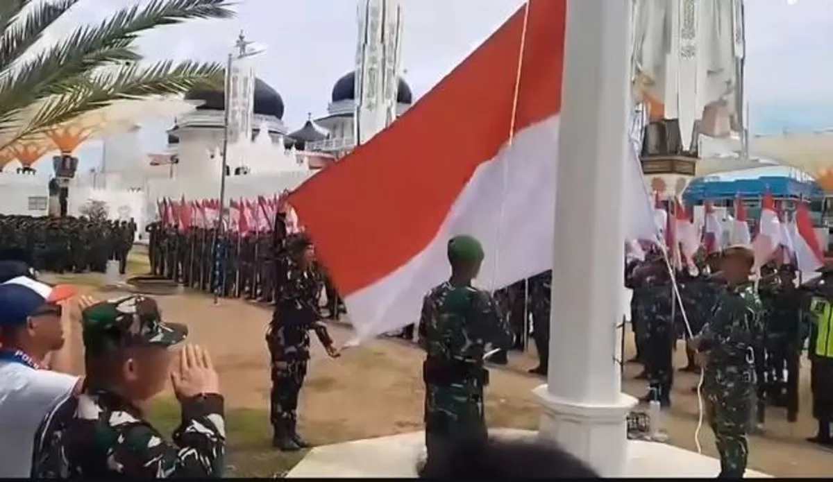 Merah Putih Kembali Berkibar di Masjid Raya Aceh