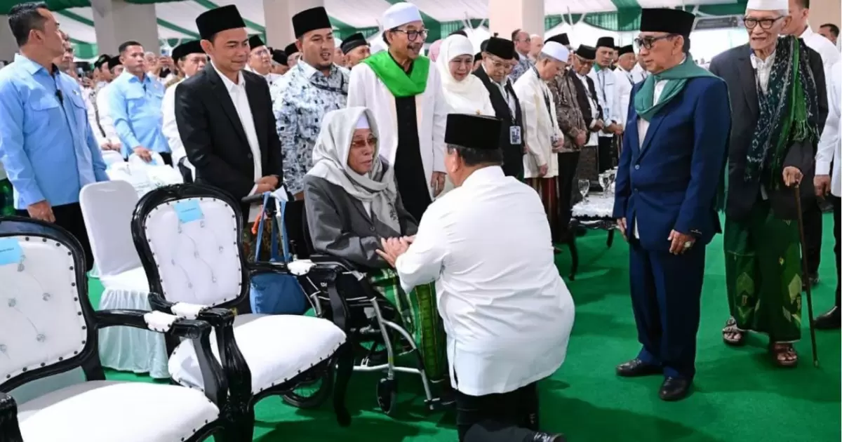 Hadiri Muktamar ke-35 NU, Prabowo Bersimpuh di Hadapan Kiai