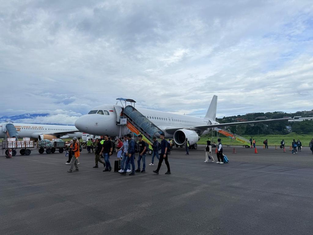 Asap Tebal Selimuti Langit Manokwari, Seluruh Penerbangan Dibatalkan
