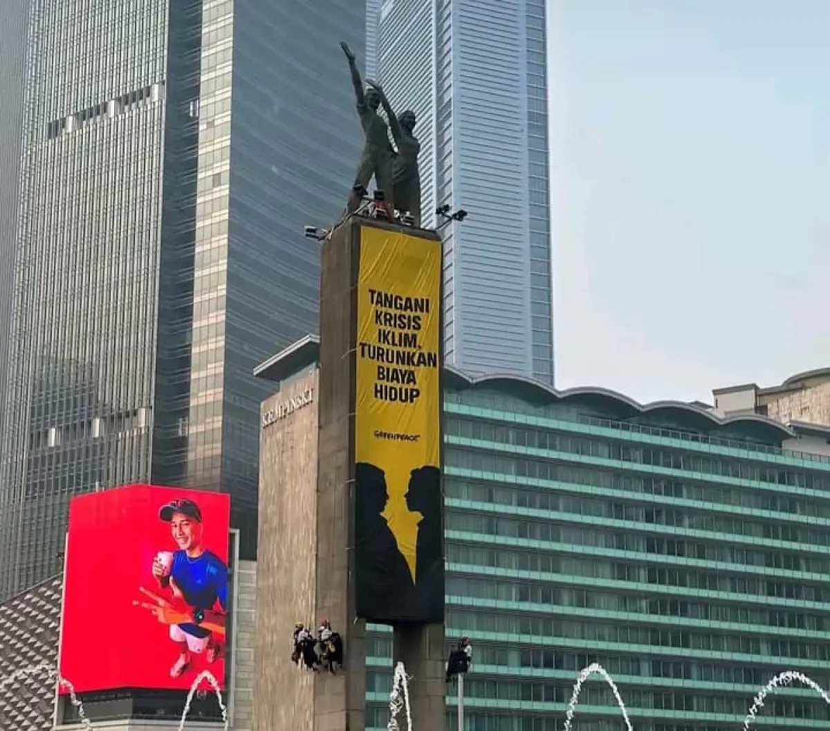 Viral! Greenpeace Panjat Patung Bundaran HI