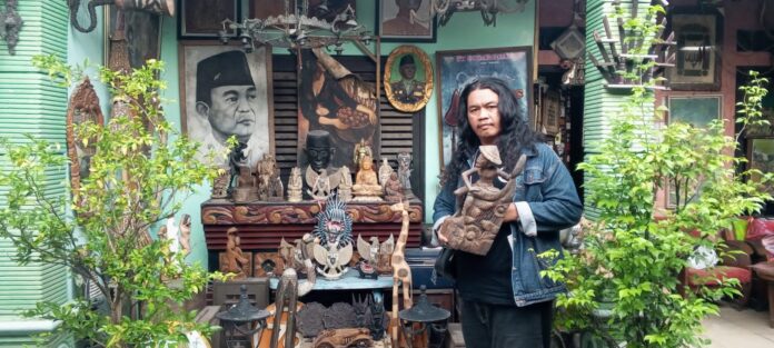 Hobi koleksi barang antik