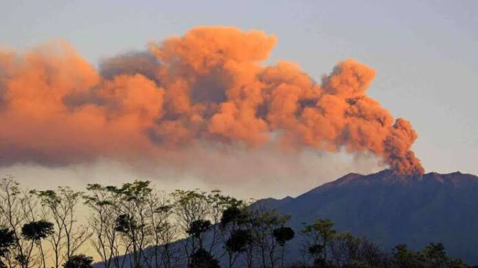 Gunung Raung yang berada di wilayah perbatasan Kabupaten Jember, Bondowoso, dan Banyuwangi mengalami erupsi dengan tinggi letusan mencapai 2.000 meter di atas puncak pada Kamis pagi.