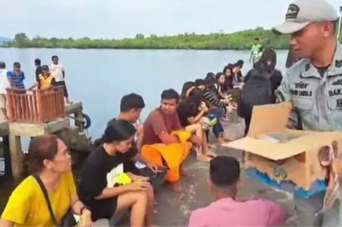 Bakamla saat mengevakuasi korban kebakaran KM Barcelona (Antara/ Bakamla)